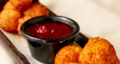 Disfruta unos buñuelitos de yuca (Croquetas de yuca y queso costeño rellenos de mozarella, para acompañar con salsa de moras). Con Taxco. Conoce más en https://www.instagram.com/taxco.mistico/?hl=es Carrera 35A # 7-114 Medellín