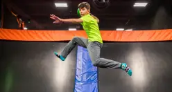 Aprovecha un rato de diversión en Sky Zone. Conoce más en https://www.skyzone.com.co/